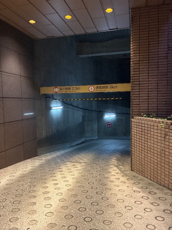 ロイヤルパークホテル地下駐車場 の写真 2