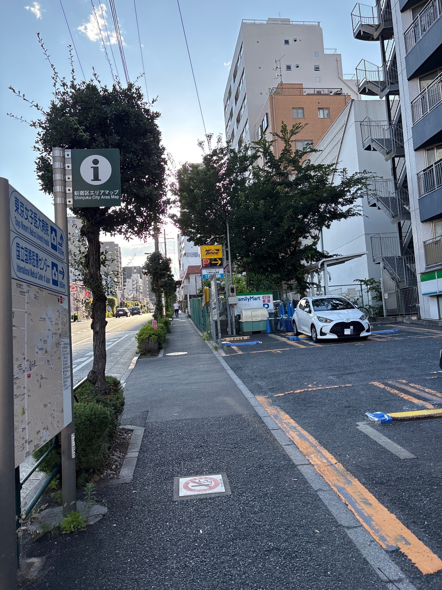タイムズファミリーマート牛込柳町駅前 の写真 1