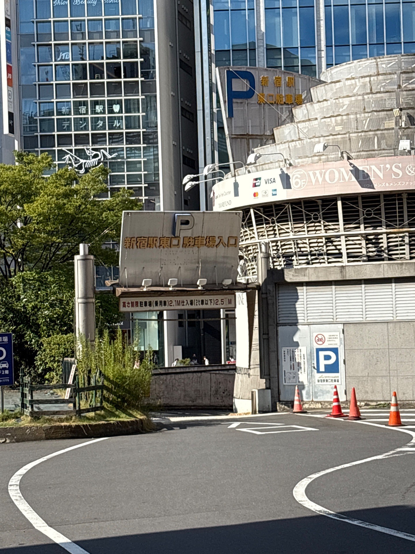 新宿駅東口駐車場 の写真 1
