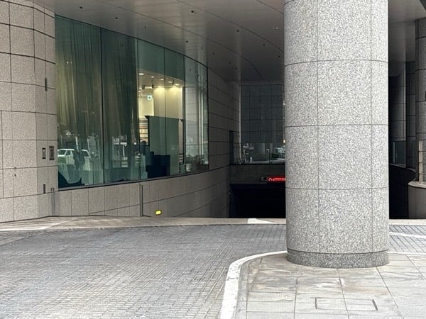 丸の内ホテル(駐車場入り口) の写真 1