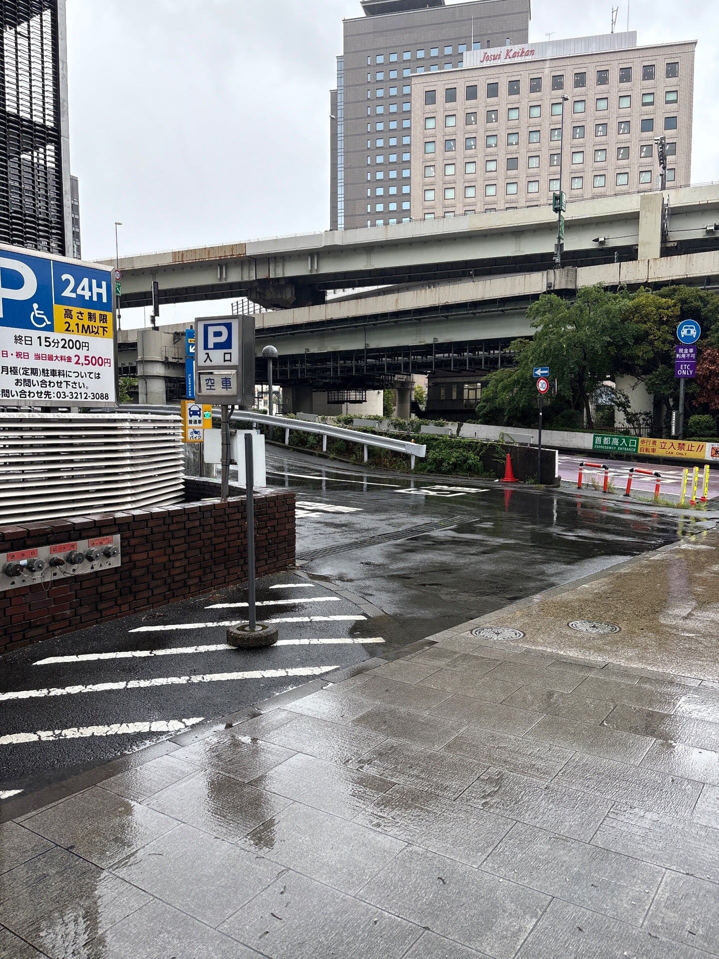パレスサイドビル駐車場 の写真 1