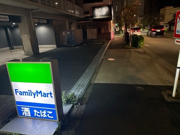 ファミリーマート 世田谷下馬一丁目店 専用駐車場 の写真 1