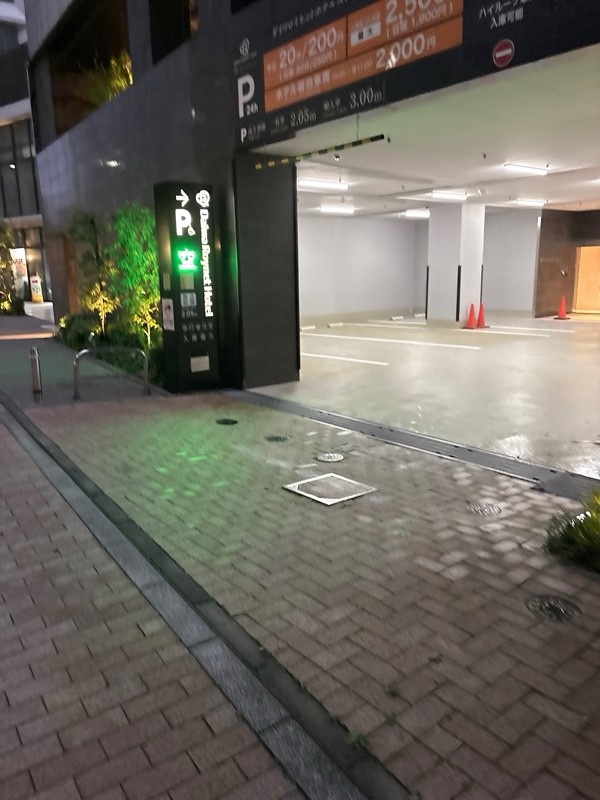 ダイワロイネットホテル西新宿駐車場 の写真 1