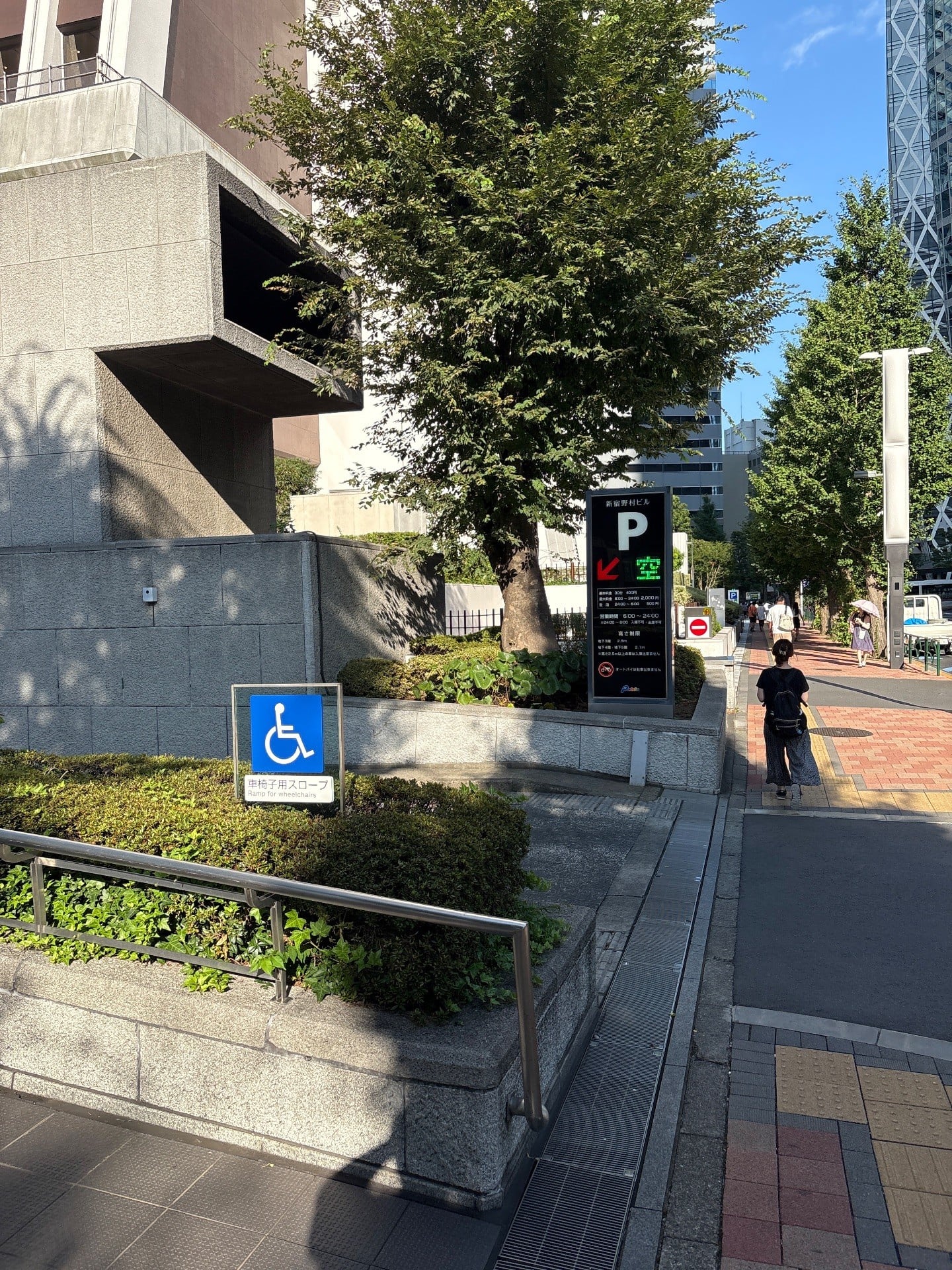 パラカ新宿野村ビル駐車場 の写真 1