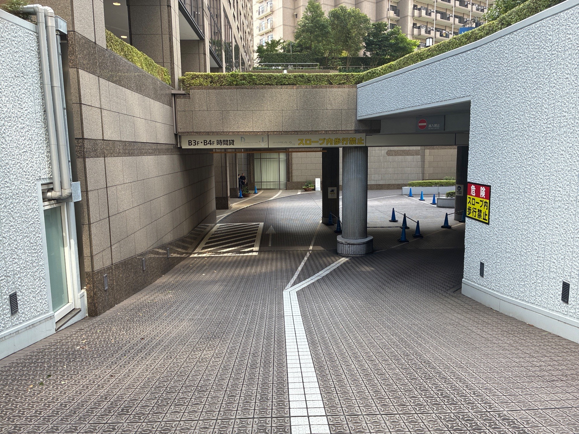 NTTル・パルク六本木ファーストビル地下駐車場 の写真 2