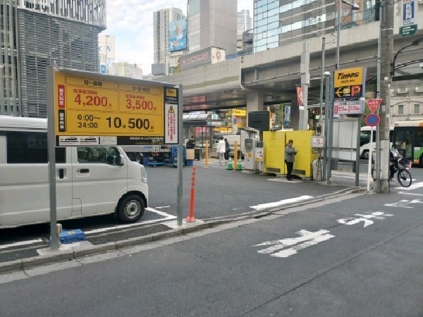 タイムズ六本木交差点西 の写真 1