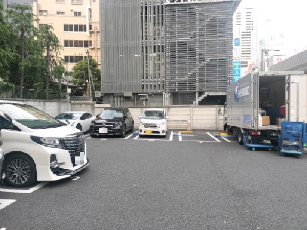 タイムズ六本木交差点西 の写真 2
