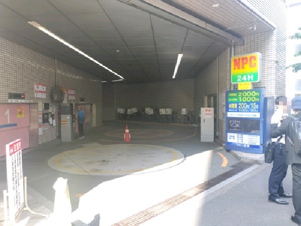 NPC24Hビッグス新宿パーキング の写真 1