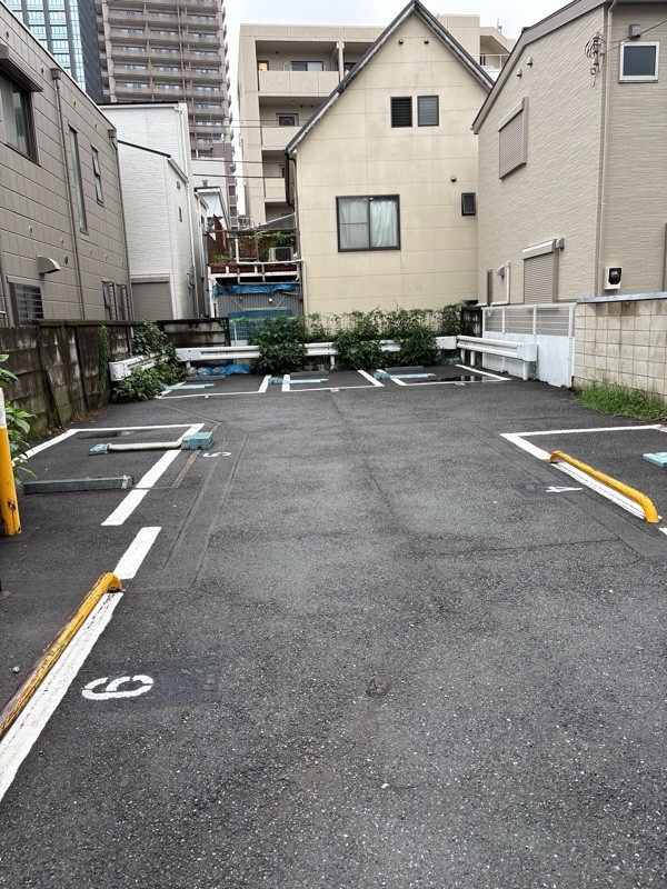 NPC24H西新宿8丁目パーキング の写真 1