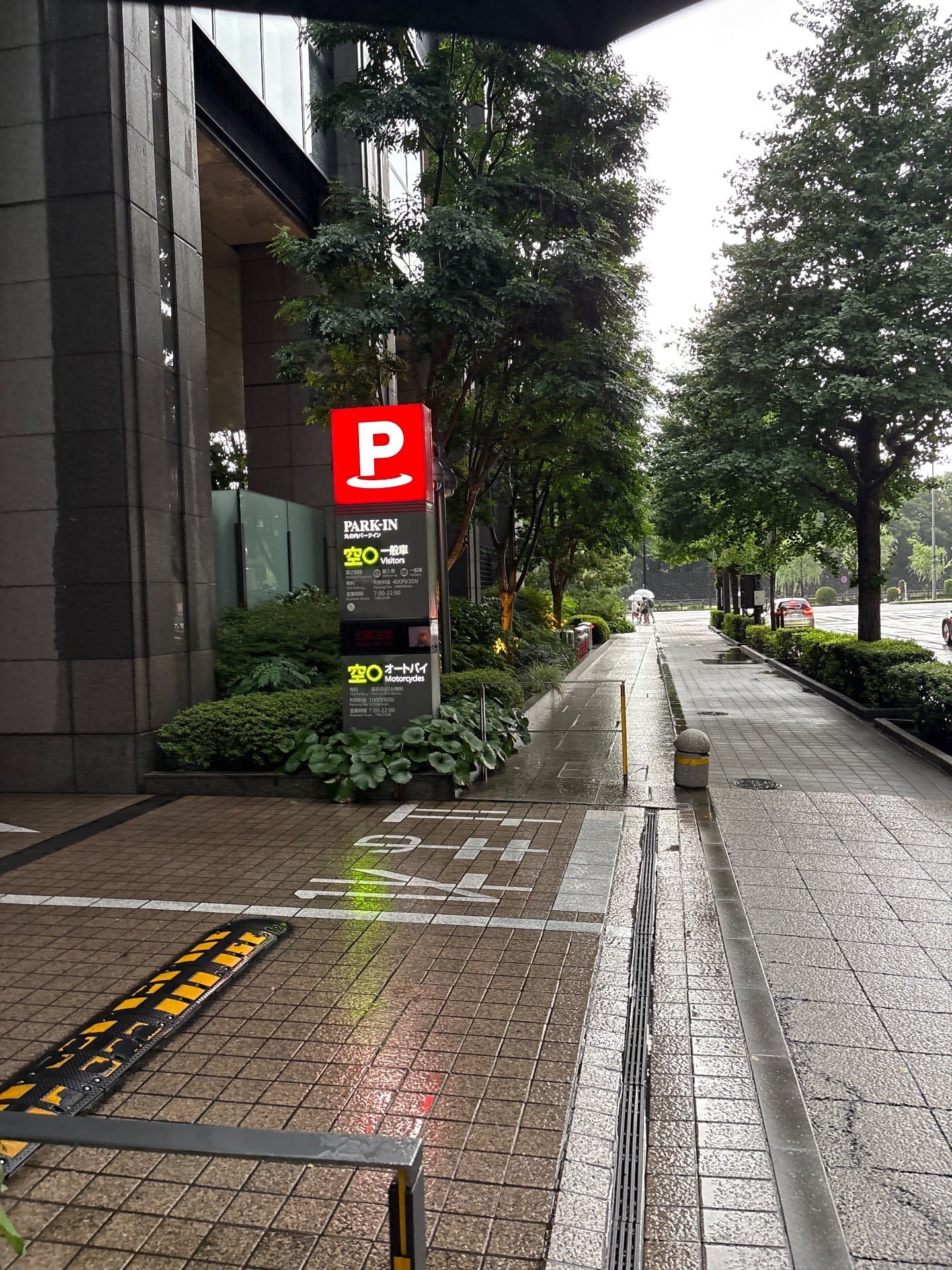 大手町パークビルディング駐車場 の写真 1