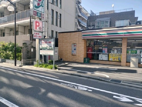 セブンイレブン東京医科大前店 の写真 1