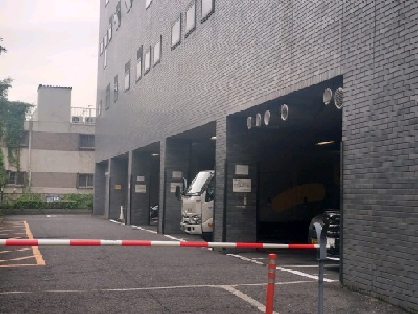 ピラミデビル駐車場 の写真 2