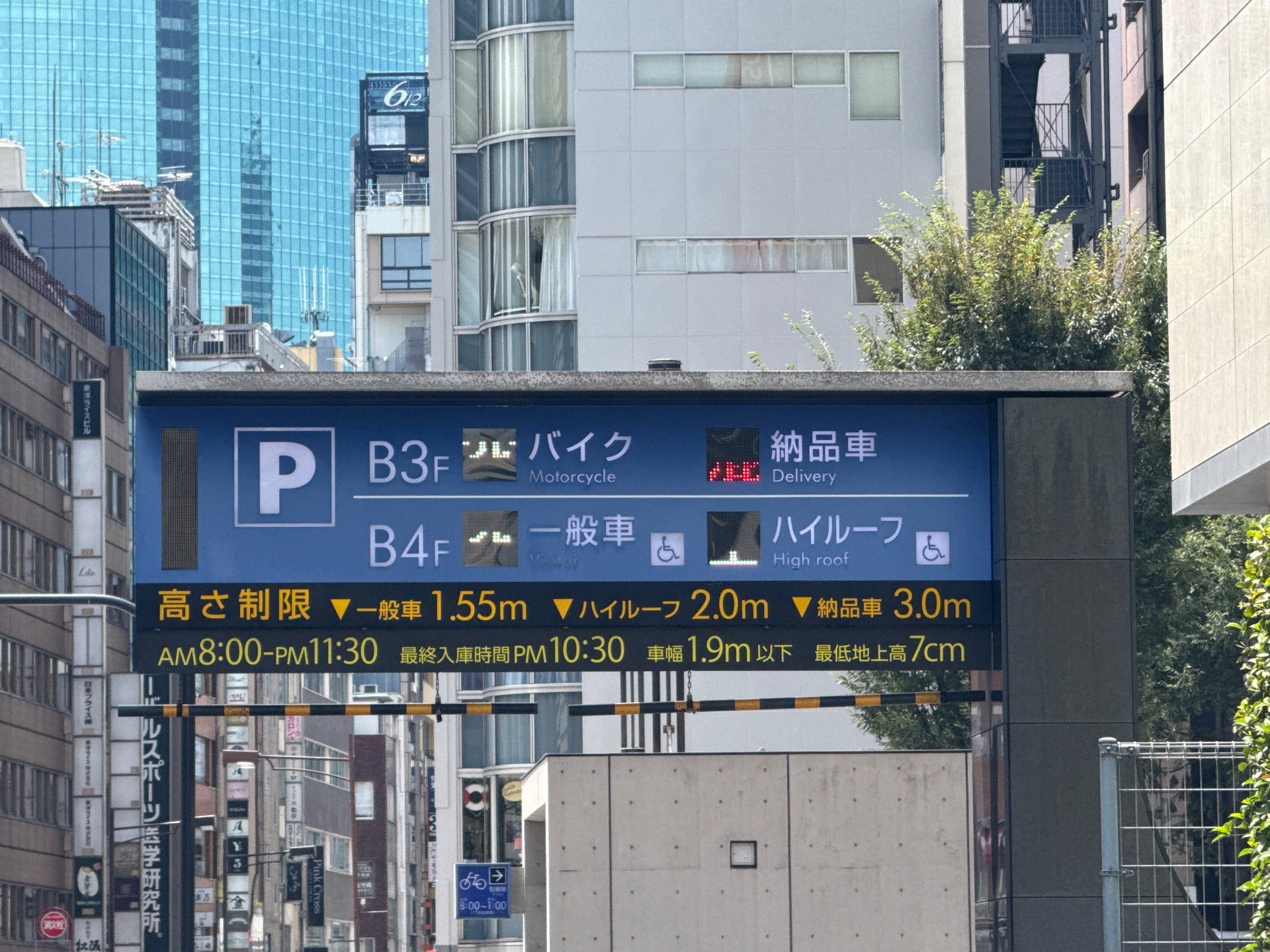 銀座三越 駐車場(車・バイク) の写真 2