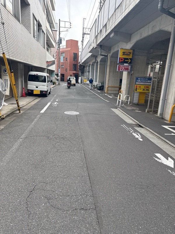 タイムズ祐天寺駅高架下駐車場 の写真 1