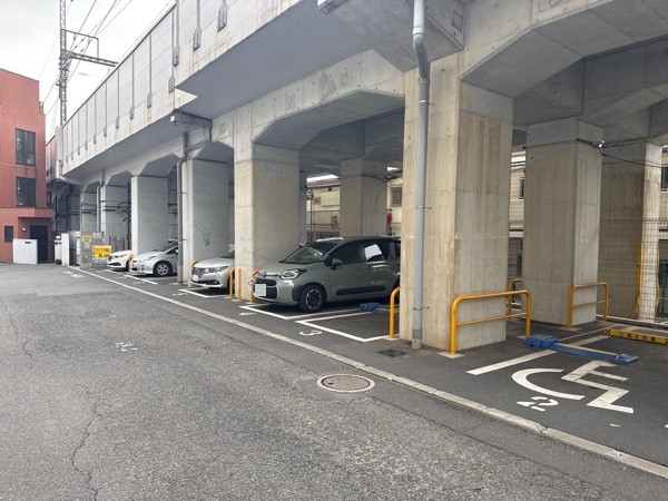 タイムズ祐天寺駅高架下駐車場 の写真 2