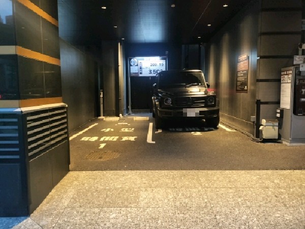 日本車庫アパホテル<六本木SIX>駐車場 の写真 2