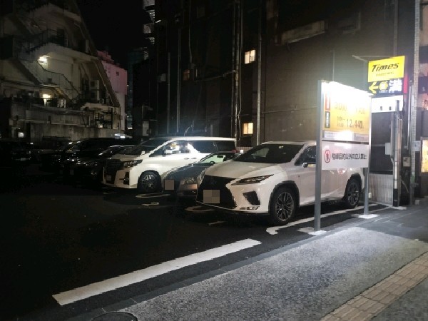 タイムズ六本木交差点東 の写真 1