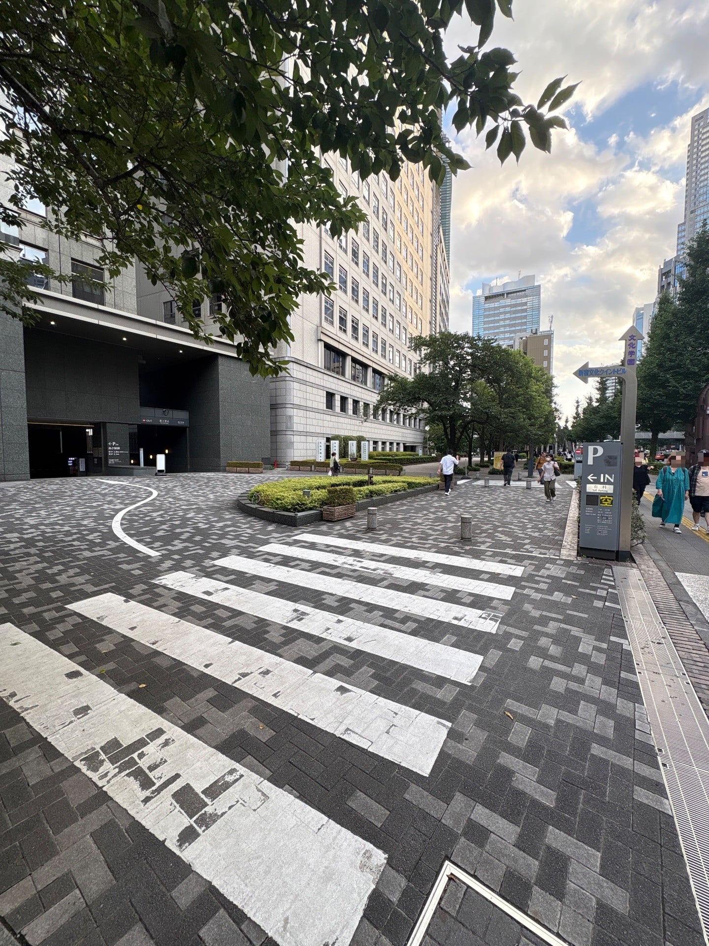 新宿文化クイントビル駐車場 の写真 1