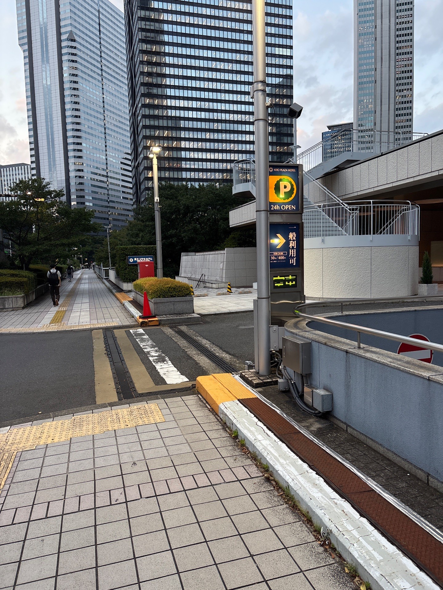 リパーク京王プラザホテル駐車場 の写真 1