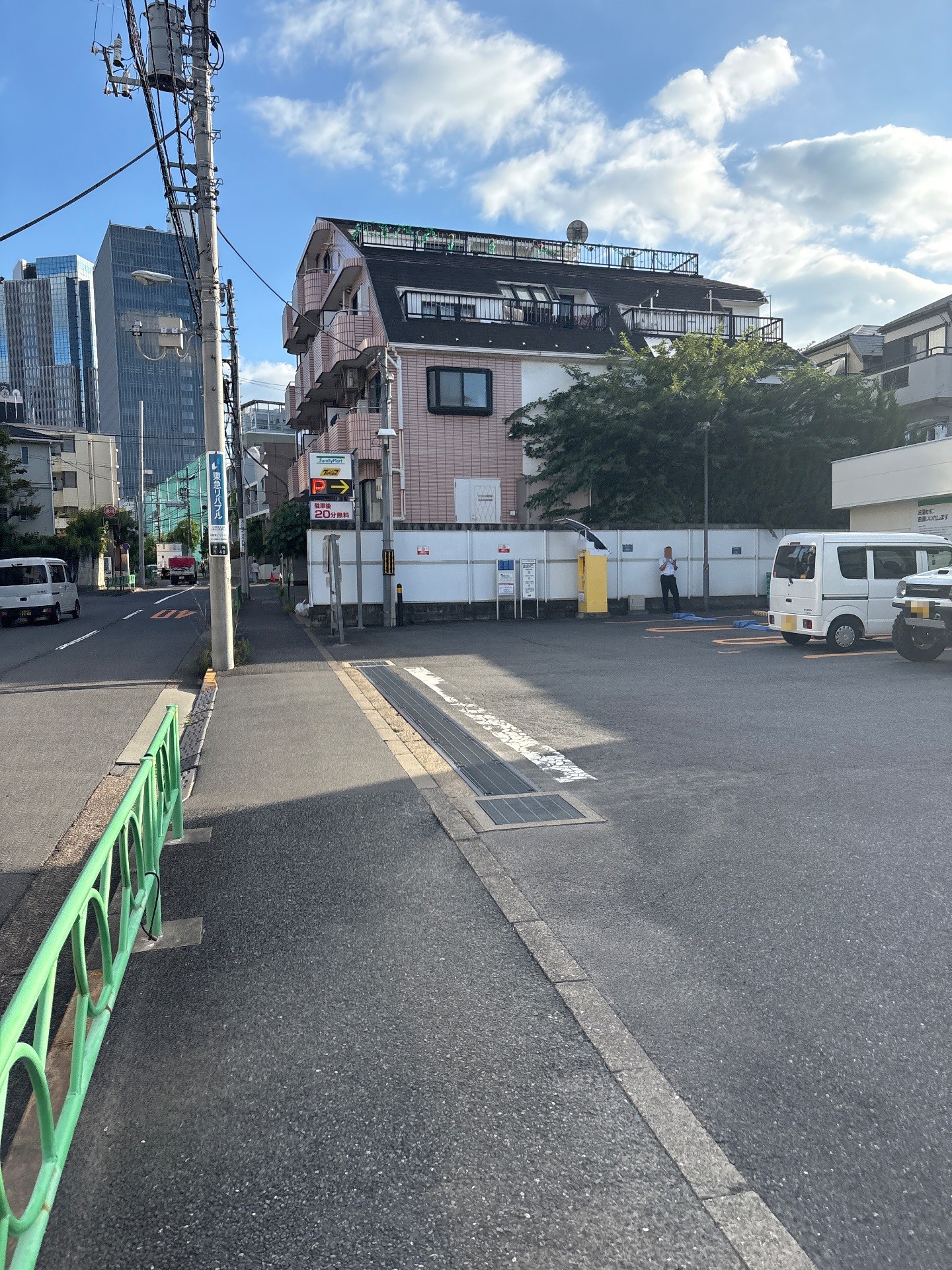 タイムズファミリーマート中野中央一丁目店 の写真 1