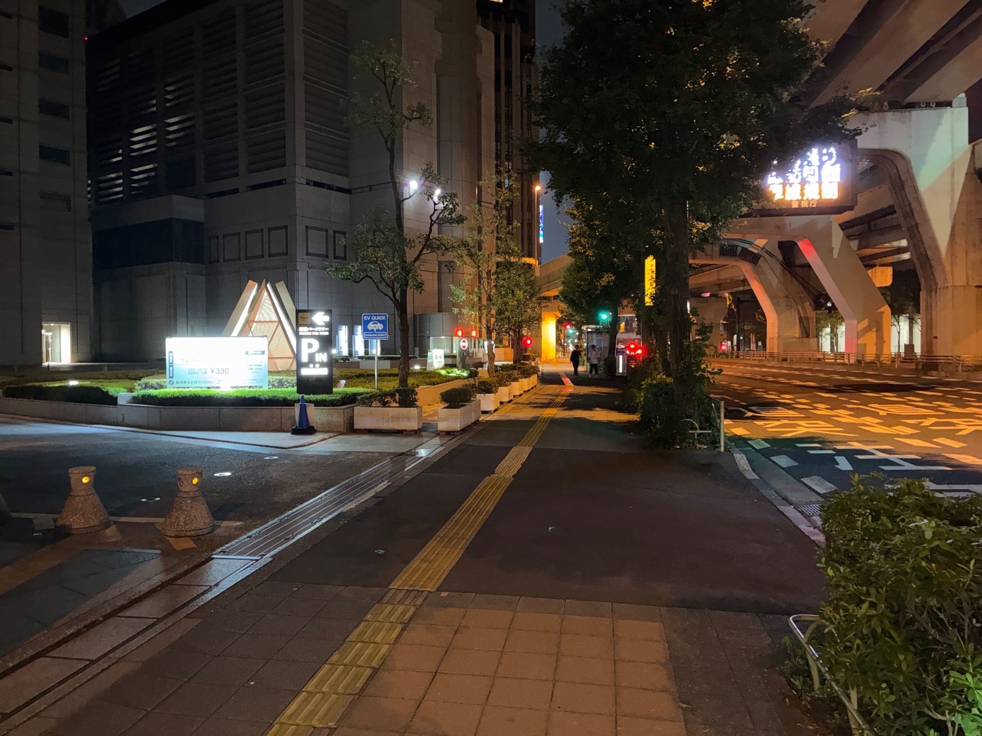 タイムズ 新宿パークタワー(甲州街道側) の写真 1