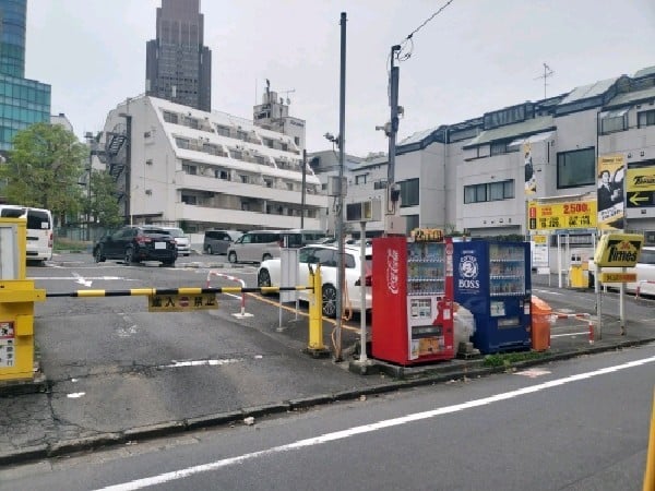 タイムズ代々木南新宿駅前 の写真 1