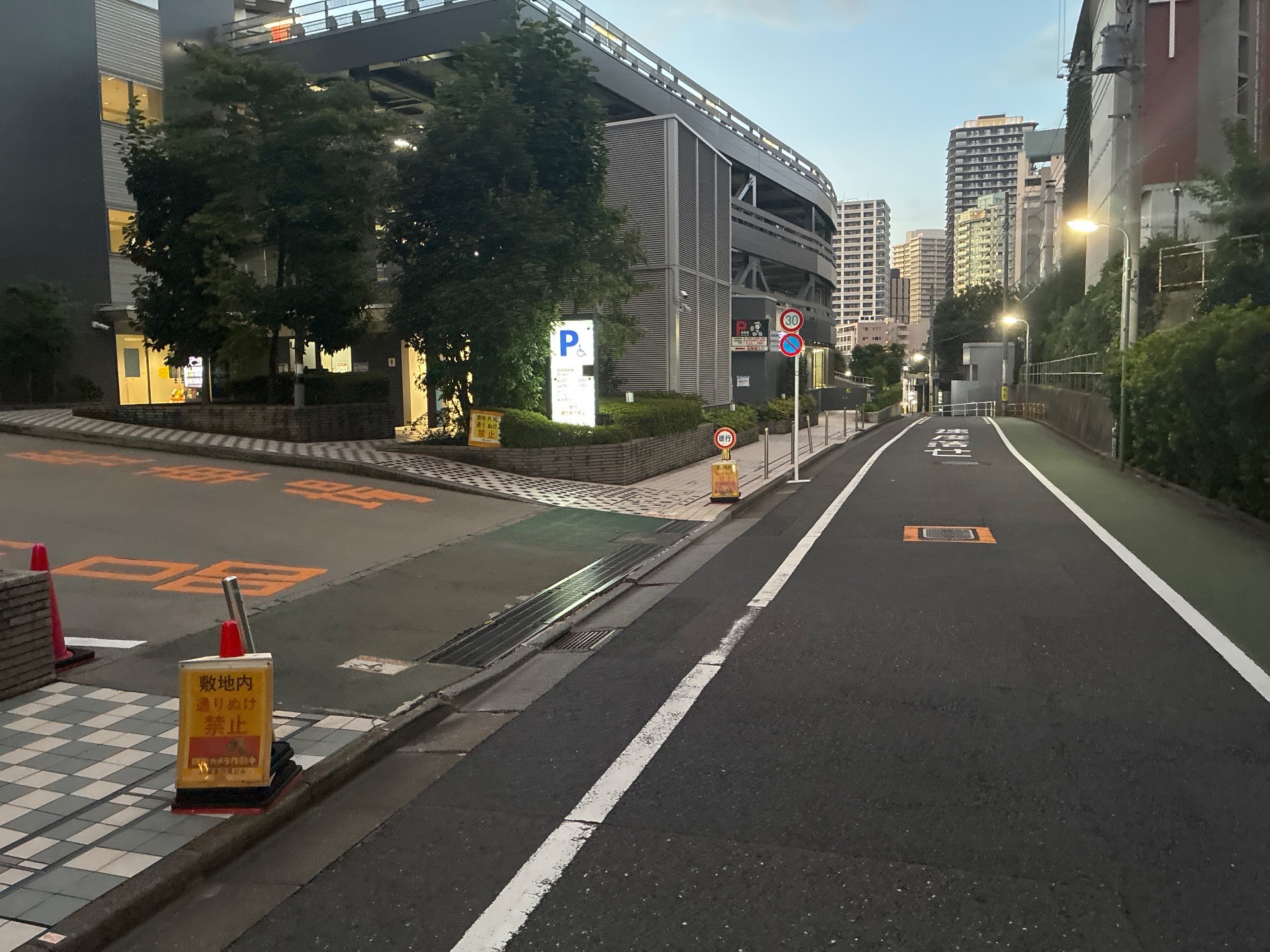 JR東急目黒ビルパーキング の写真 1